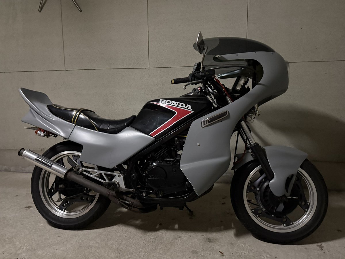VT250FE_No1's tweet photo. スクリーン届いたき我慢出来ずに仮合わせ🔧

スクリーン着くとまたバランス変わる🤔

忙しいしあんま乗れてないけど…

ゆっくりと確実に進める💪 https://t.co/VmUK8H5i4e