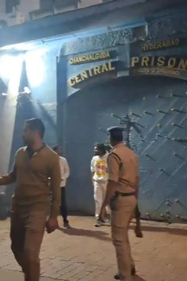 Nenyevadaithenikuendhuku tweet media