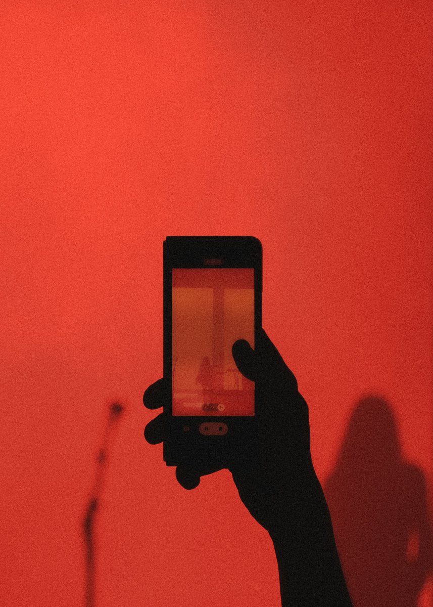 LitroMagazine's tweet image. Influence turns the polished logic of online selfhood into something urgent, fractured, and frightening. George Oliver’s story lands cleanly. 
litromagazine.com/editors-pick/i…
#LitroStories #FlashFriday