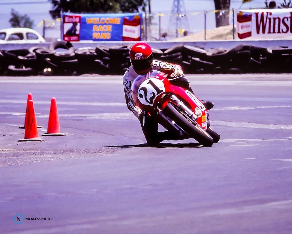RoadDirtTV's tweet image. As time went on, Kenny Roberts began to give Geoff press passes to races and Eddie was still an up and coming 250 Expert rider.

Read the full article: Through The Lens: Eddie Lawson
▸ lttr.ai/Apkqb

#LifetimeAchievementAward #Ridelife #Roaddirt