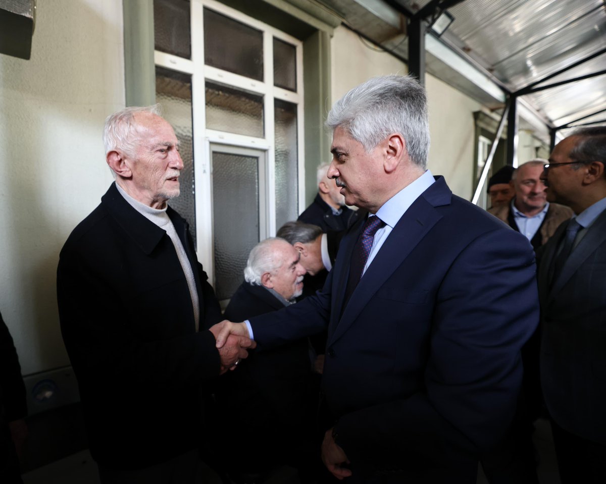 SakaryaValiligi's tweet photo. Valimiz Sayın Rahmi Doğan, Sanayi ve Teknoloji Bakan Yardımcısı Oruç Baba İnan, Büyükşehir Belediye Başkanı Yusuf Alemdar ve il protokolü ile birlikte, ilimiz esnaflarından merhum Şazıman Eminler için Serdivan İstiklal Mahallesi Fatih Camii’nde düzenlenen cenaze törenine katıldı, ailesine taziyelerini ileterek yakınlarına baş sağlığı temennisinde bulundu.