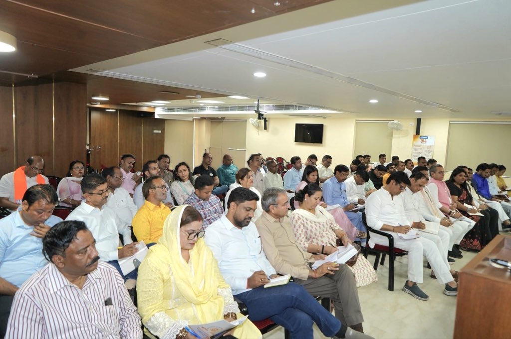 आज भारतीय जनता पार्टी के प्रदेश कार्यालय में संगठनात्मक बैठक को संबोधित किया।

बैठक में आगामी कार्यक्रमों पर विस्तार से चर्चा करते हुए कार्ययोजना को लेकर सार्थक विचार-विमर्श किया गया।

<a href="/blsanthosh/">B L Santhosh</a>