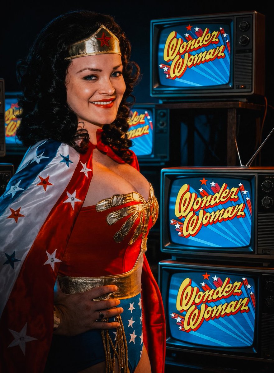 Lynda Carter Cosplayer tweet media
