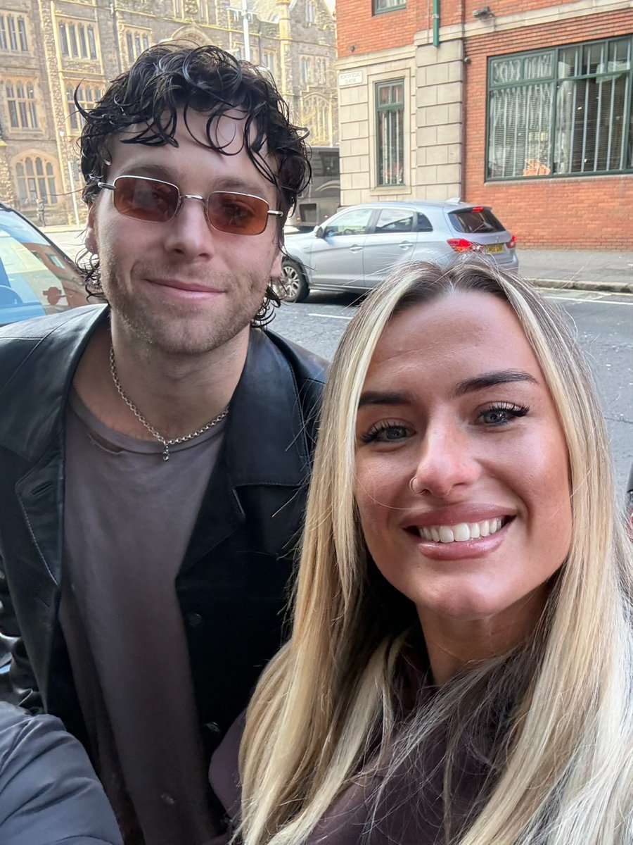 rebecca-leigh MET 5SOS tweet media