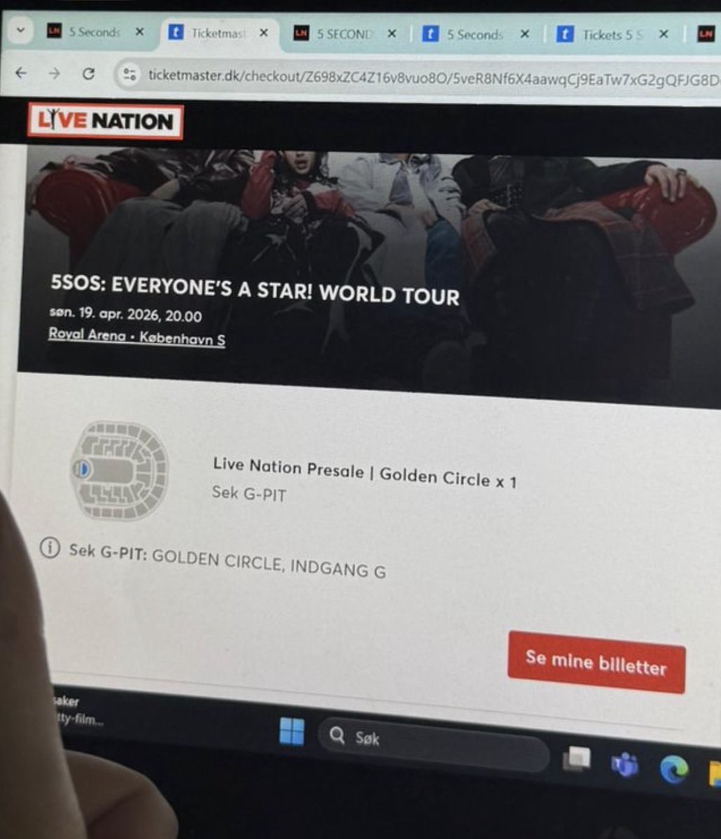 kat /\\\\/ tweet media