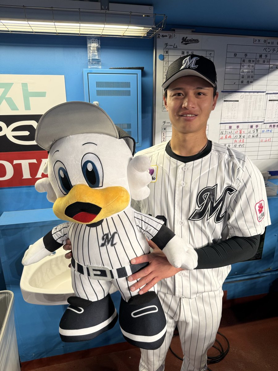 chibalotte_pr's tweet photo. 球団史上76年ぶりとなる新人開幕投手を務めた #毛利海大 投手！
5回4安打無失点の堂々たるピッチングで見事初登板初勝利を挙げました！
#chibalotte #広報 https://t.co/35ZloT1PDA
