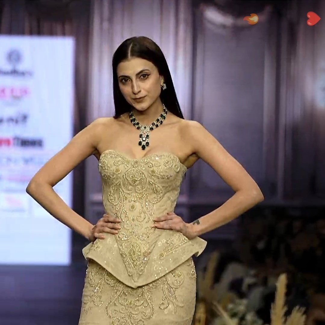 OMG HANA is here The way she’s standing…that confidence, that posture, that fierce expression pure showstopper energy. The outfit, the detailing, the way she’s carrying it…everything is screaming elegance &amp; power at the same time🥵🔥

TFW SHOWSTOPPER FARHANA 
#FarrhanaBhatt