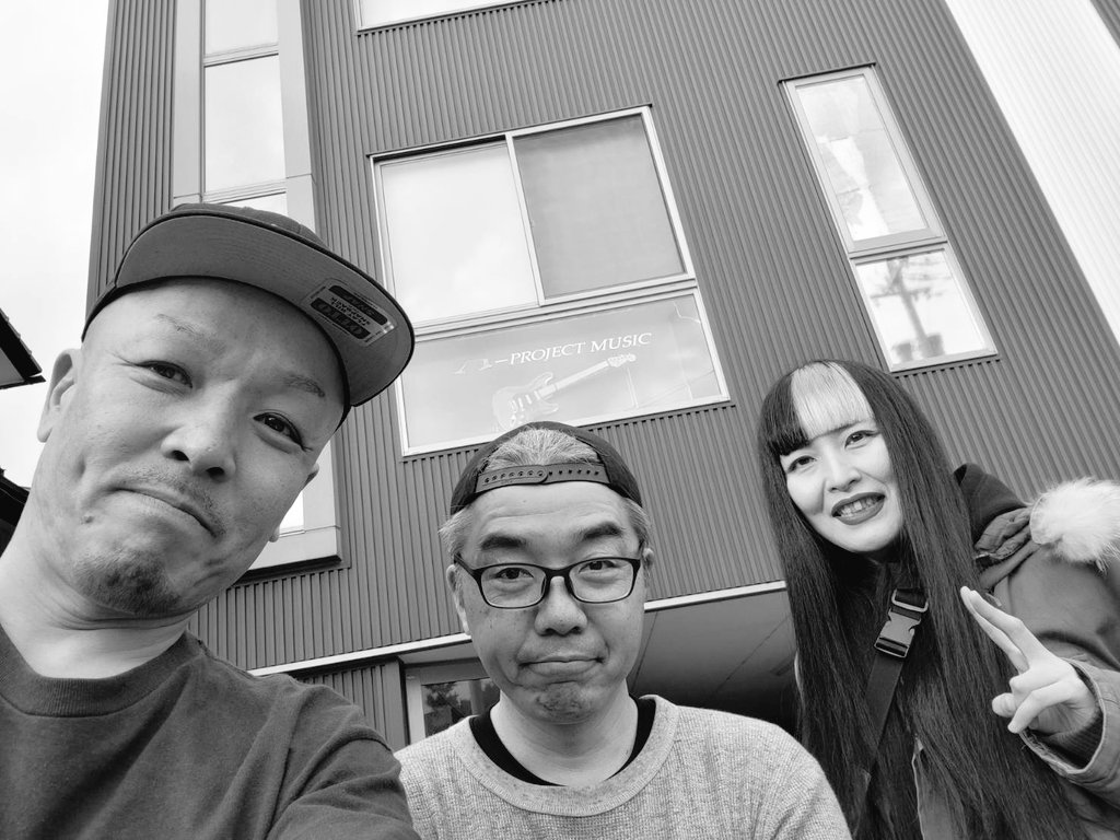 Catch and row tweet media