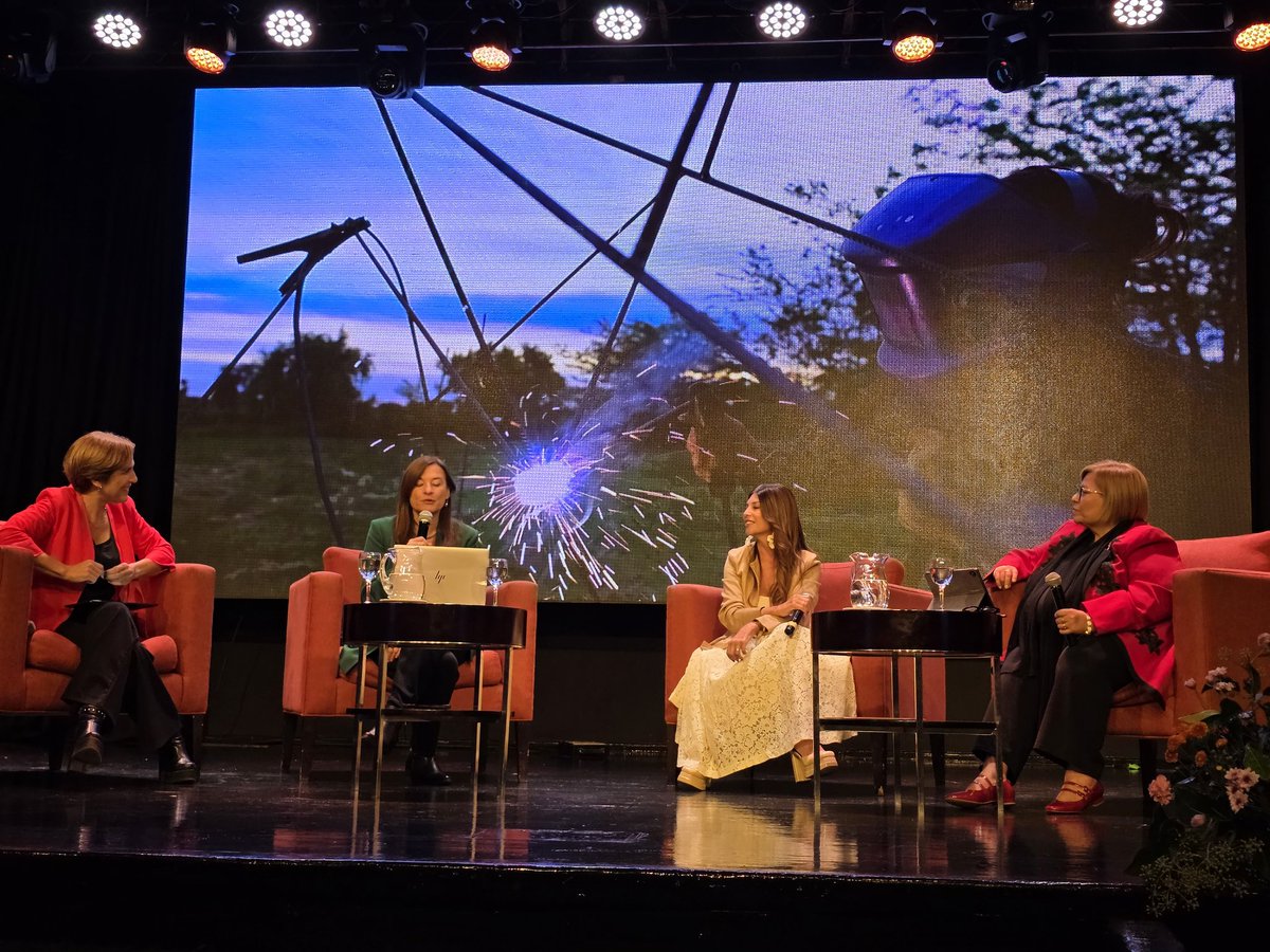 lorebarabini's tweet photo. #Ahora en el 4to Foro Regional Neuquén 2026 organizada por AGEI.
Agradezco a @lina_anllo por su invitación a conversar sobre la industria de nuestra provincia, las mujeres trabajadoras y las políticas públicas para cerrar las brechas económicas y la desigualdad. https://t.co/qI6t9tn5se