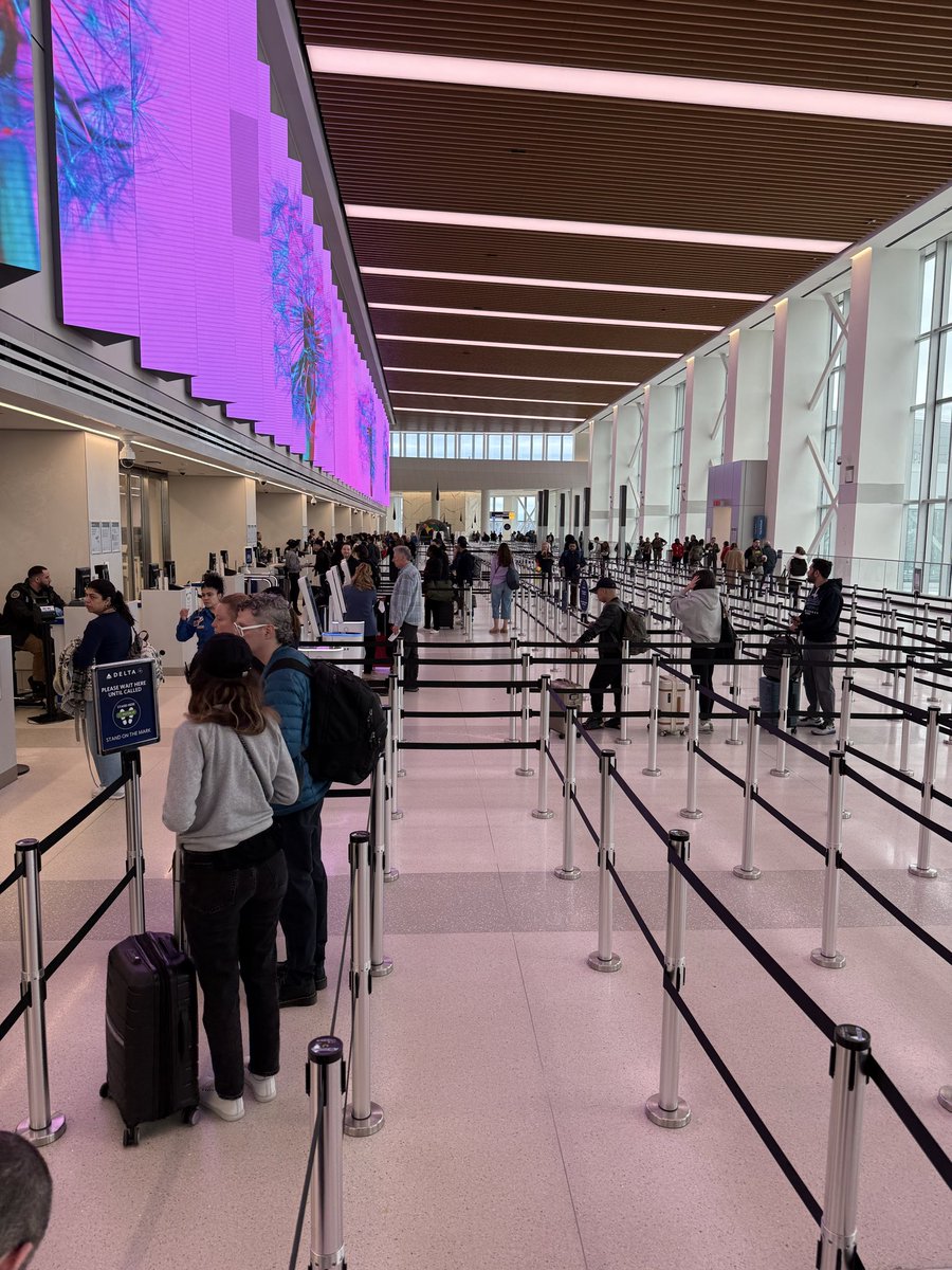 dmitrivietze's tweet image. 8:52 am Friday 3/27/26 LGA TSA touchless at Terminal C Delta took 7 minutes. Regular line looked short too. 

#lgatsa #lga #tsa #laguardia