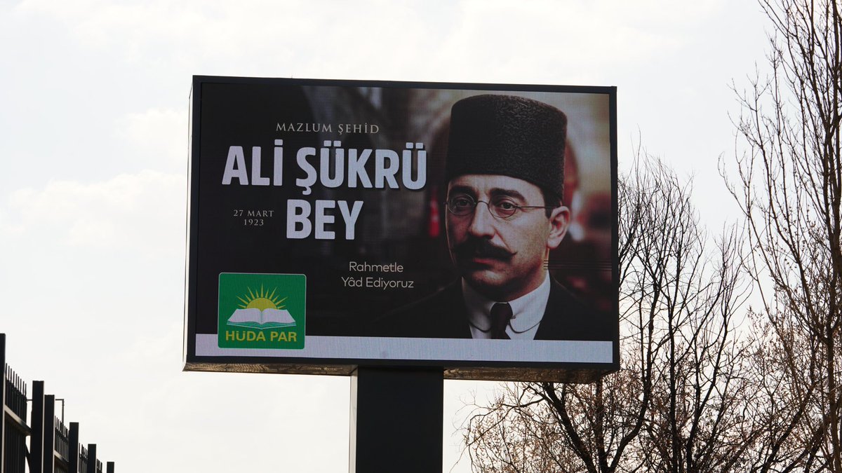Hüda Par, genel merkez binasının önündeki ekrana Şehit Ali Şükrü Bey'in posterini yansıtmış.

Değerlerimize sahip çıktığı için Hüda Par'ı tebrik ediyorum.👏