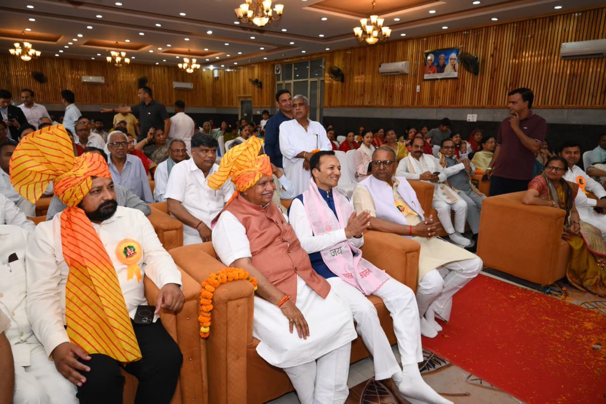 officeofNJ's tweet photo. आज अग्रवाल धर्मशाला, रेलवे रोड, कुरुक्षेत्र में अखिल भारतीय अग्रवाल सम्मेलन द्वारा आयोजित श्री अग्र भागवत कथा में  माननीय सांसद श्री @MPNaveenJindal जी ने  शिरकत की व संत जनो के मुखारबिंद से कथा अमृत का रस पान किया।

इस अवसर पर श्री वैश्य अग्रवाल पंचायत के प्रधान श्री विशाल सिंगला जी व  समाज के गणमान्य व्यक्ति उपस्थित रहे।