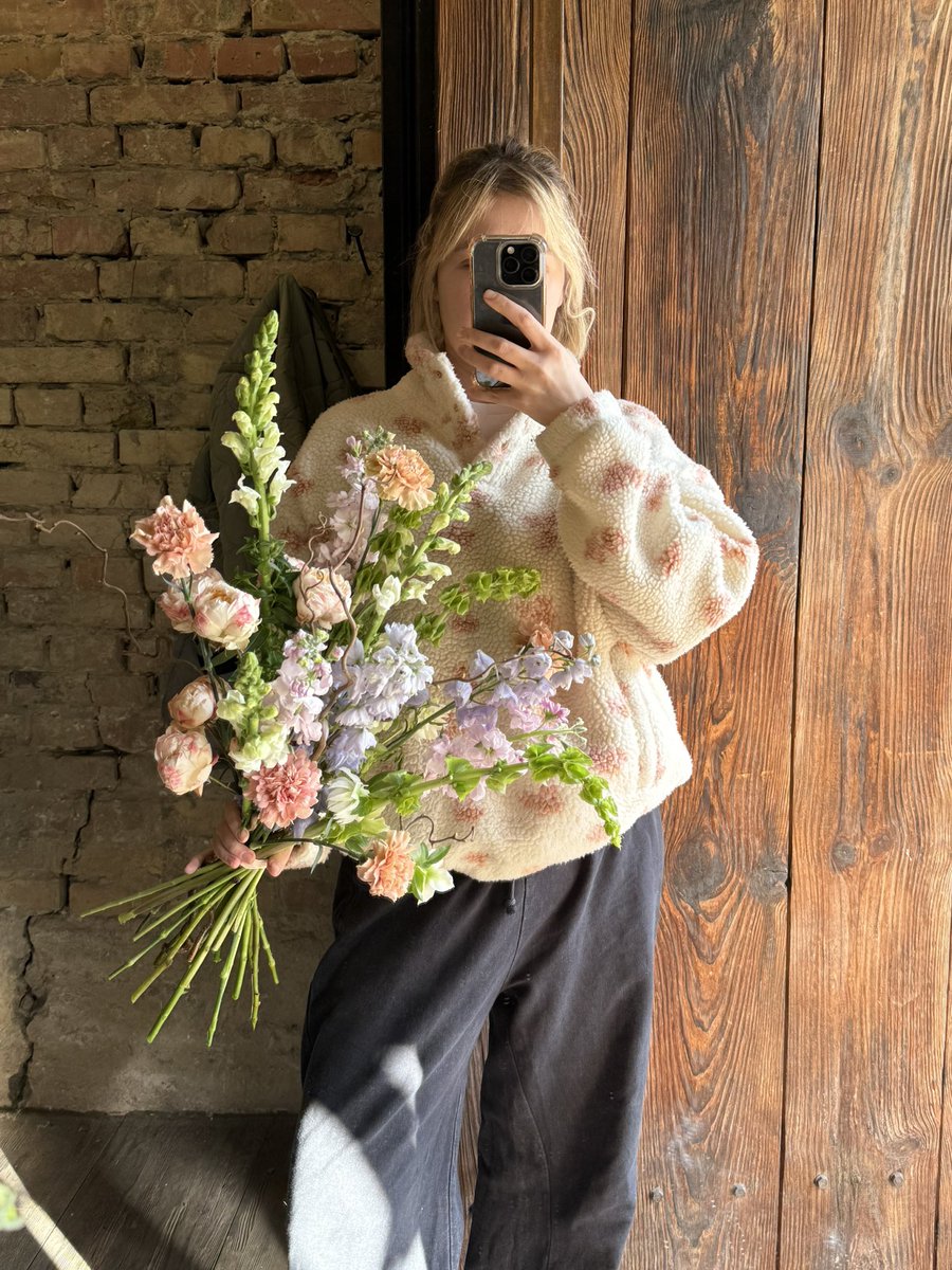 Даша з Херсона з трьома псами і з Данєю tweet media