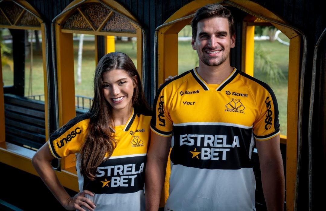 🇧🇷 Brasil: A Terra das Listras Únicas!

O Brasil possui combinações cromáticas raras no futebol mundial, muitas vezes ligadas a heranças regionais ou étnicas.

👕 Criciúma: O "Tigre" ostenta uma das combinações mais vibrantes do mundo. O amarelo, preto e branco em faixas