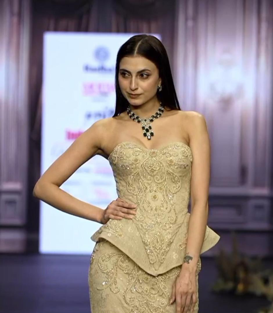 She ate and left absolutely no crumbs…🫠🤍

TFW SHOWSTOPPER FARHANA
#FarrhanaBhatt