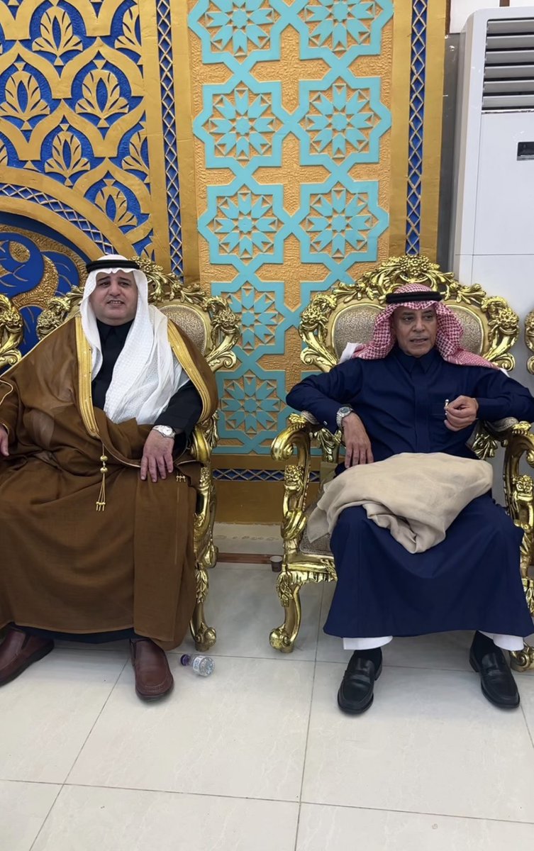 في مثل هذا الاحتفال ..
لا تستغرب أن تشاهد الحضور من كل الأطياف حاضرةً وبادية ..من كل القبائل ..

ولا تستغرب أن تشاهد حضوراً من داخل مناطق المملكة ومن دول مجاورة ..

ولا تستغرب أن تشاهد ازدحاماً ..ولا موطيء قدم ..وبل أنك أحياناً لا تستطيع الحركة داخل القاعة ..

ولا تستغرب أن تسير