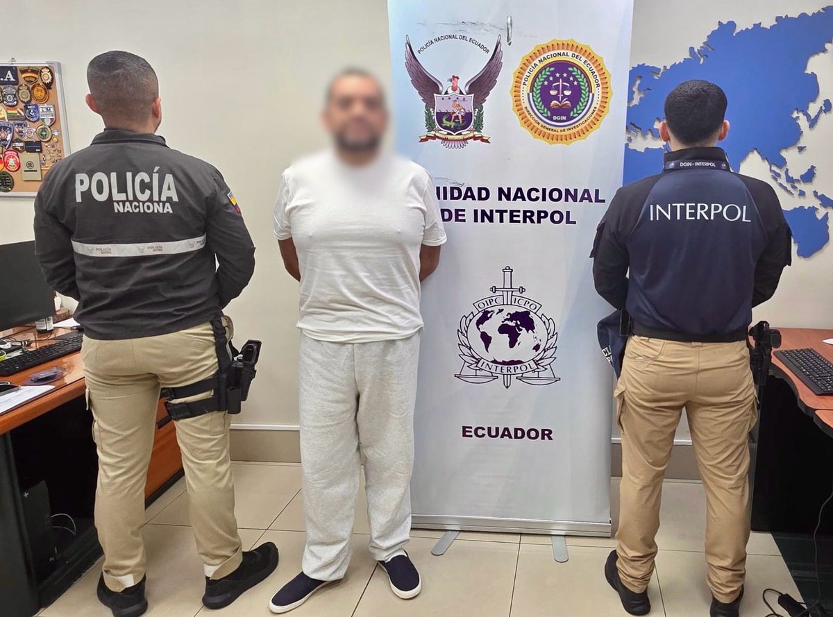 radio_pichincha's tweet image. 🛑#Atención | Edison M., extrabajador de una cooperativa de ahorro y crédito, fue deportado y detenido esta tarde. Sobre él pesaba una difusión roja de la #Interpol, en el marco de la investigación que sigue #Fiscalía por el presunto delito de lavado de activos.