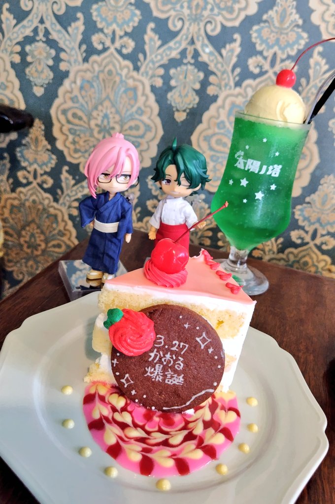 ジョチェ🐯🌸でも！
ピンクでチェリーなケーキと緑のクリームソーダだよ