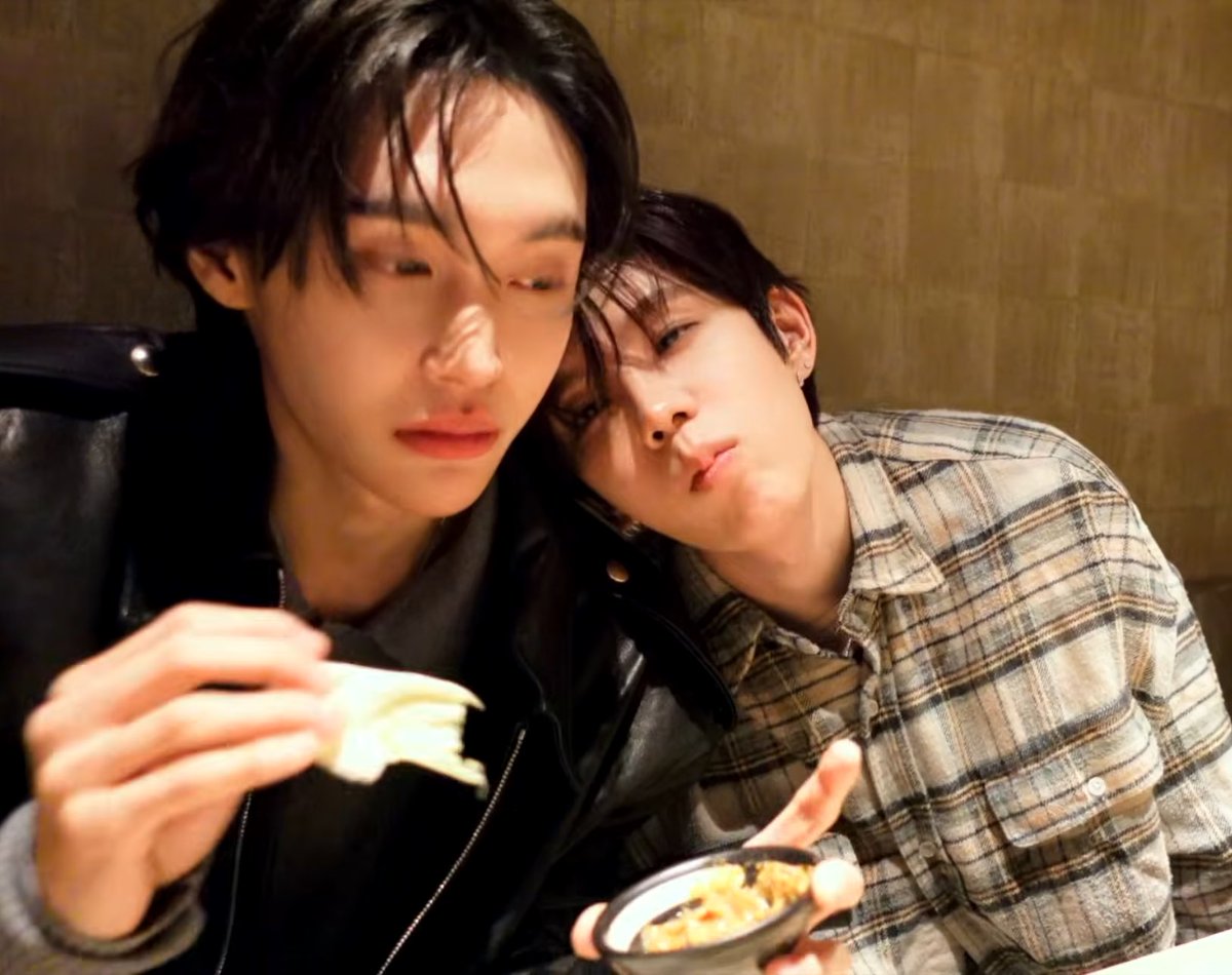 น้องกินข้าวก่อนสิคะ

แป๊บนึงนะ ตอบงานบอสอยู่

เลิกงานแล้วสนใจแต่พี่ไม่ได้เหรอ