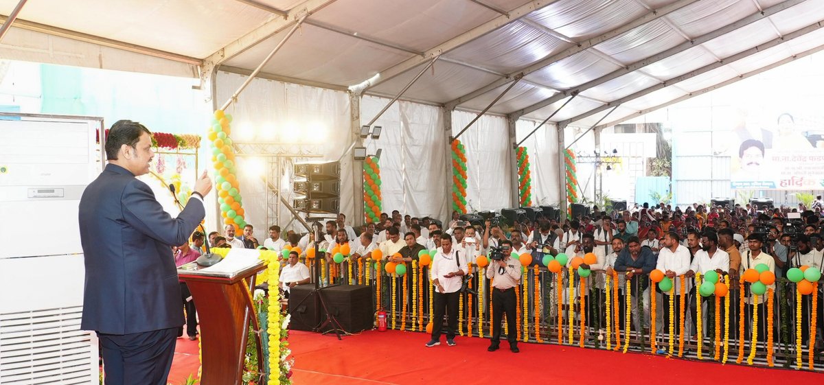 सक्षम आणि अत्याधुनिक आरोग्यसेवेचा संकल्प

मुख्यमंत्री देवेंद्र फडणवीस यांच्या हस्ते आज मुंबई येथे लोकमान्य टिळक महानगरपालिका सर्वसाधारण रुग्णालयाच्या पुनर्विकास करण्यात येणाऱ्या इमारतीचे भूमिपूजन करण्यात आले. 1947 मध्ये केवळ 60 खाटांचे रुग्णालय सुरू झाले होते; आज ते जवळपास 1900