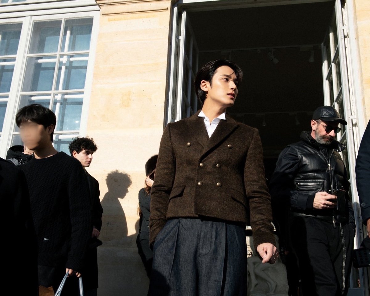 Base umum bisa follow @cornerfess tweet media