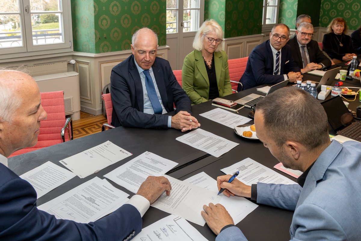 CantonduValais's tweet photo. Fondation Beloved - Signature de l’acte constitutif👇
https://t.co/FVpeQGhuqV
@MathiasReynard
@C_Darbellay https://t.co/MAIOA5wJWz