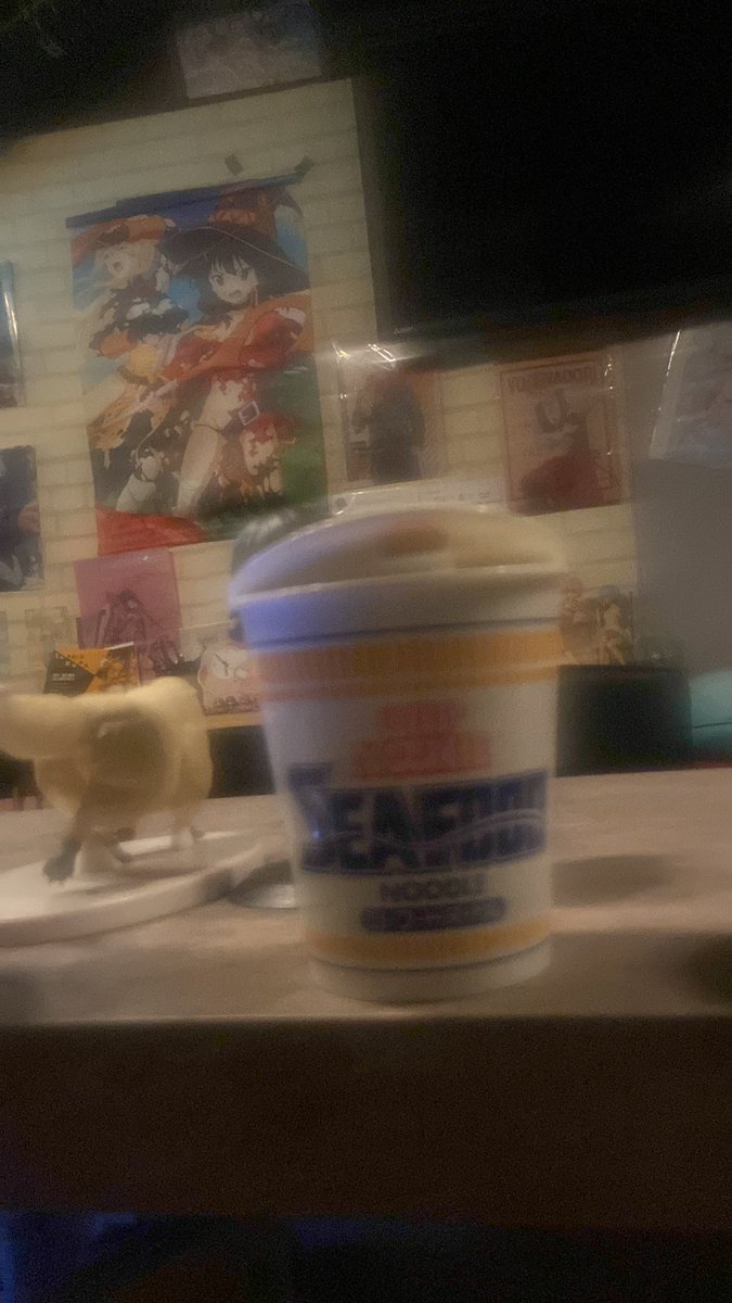 animebarVaVa's tweet photo. オープンしました~
今日の写真はお客様にもらったカップヌードル加湿器。
���んか写真ブレちゃった https://t.co/90EUAzZVp8