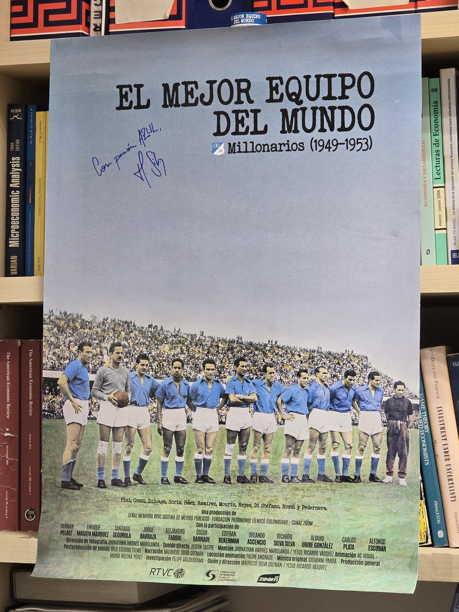 El afiche en mi oficina, firmado por <a href="/msilvaazul/">Mauricio Silva G.</a> ... Él no sabe cómo llegó acá, un regalo de una gran colega ⚽💙