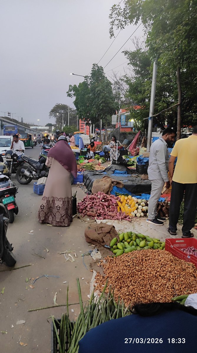 na1yim's tweet photo. Severe congestion on service road near KR Puram Railway Station. Half the road occupied by street vendors, causing traffic chaos and safety risk.

Why no action yet? Who is responsible if an accident happens?
@blrcitytraffic @BlrCityPolice @BBMPofficial @OfficialBMRCL https://t.co/JhRyQu2Ecs