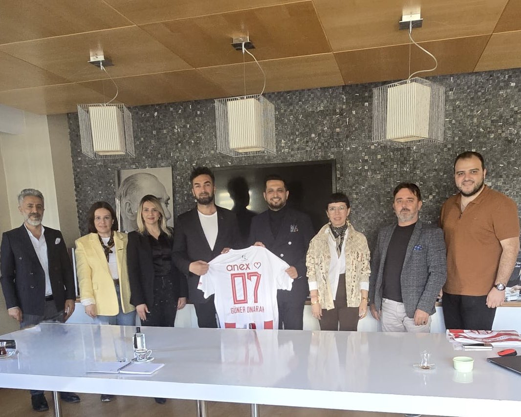 alperalveroglu's tweet photo. Sürdürülebilir Ekonomi Topluluğumuzdan arkadaşlarımızla Antalya İnşaat Mühendisleri Odası Başkanı Sn.Soner Akdoğan ve Antalya İç Mimarlar Odası Başkanı Sn.Güner Onaran'ı ziyaret edip, değerli yönetimleri ile beraber kent meselelerine dair verimli bir sohbet imkanına eriştik.

Antalyaspor formalarımızın 2 değerli Başkanımıza şans getirmesini diliyorum ❤️🤍