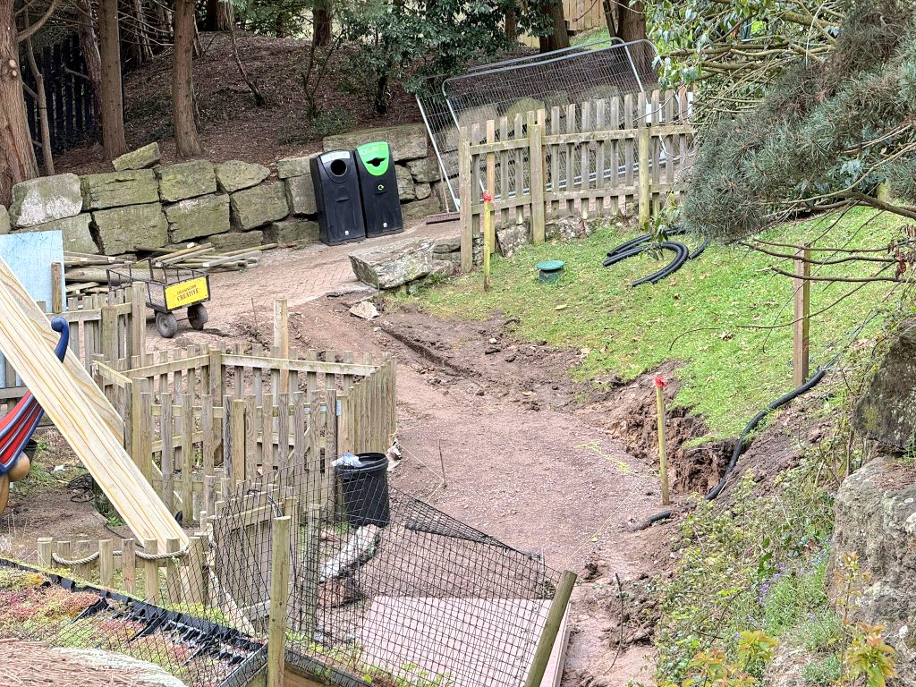 ChessingtonBuzz's tweet photo. Over in Shipwreck Coast and the new queue line for The Blue Barnacle is progressing during its planned closure for another week yet

1/3

#ProjectAnchor https://t.co/s8uLMZiwLB