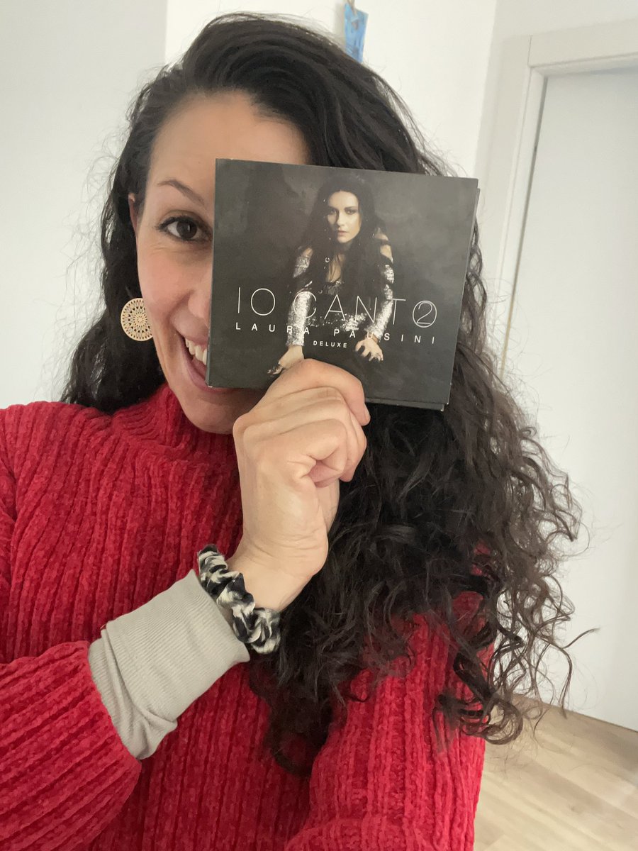 AlyPau's tweet photo. SEMPRE CON TE❤️

Foto al volissima per dirti che mi manchi e anzi, ho guardato tutti i voli anche per Pamplona ma...nadaaaaaa ahora no es posibleeeeeee☺️☺️☺️ 

Resto a casa con i miei amori Giulio ed Iris💙💕

A presto peròooooooo😭☺️❤️ 
Buon inizio tour mia Pau @Laura4uOfficial https://t.co/hNQaDrv0IF