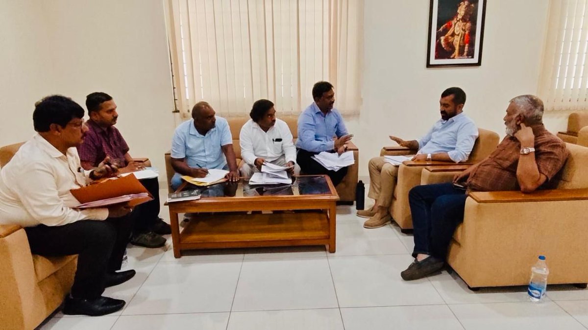 GowdaMantar's tweet image. ಕುಶಾಲನಗರ ಪುರಸಭೆ ವ್ಯಾಪ್ತಿಯ ಯು. ಜಿ. ಡಿ (ಒಳ ಚರಂಡಿ ಯೋಜನೆ) ಮತ್ತು ಅಮೃತ್ 2 ಕುಡಿಯುವ ನೀರಿನ ಯೋಜನೆಯ ಪ್ರಗತಿ ಪರಿಶೀಲನಾ ಸಭೆಯನ್ನು ಬೆಂಗಳೂರಿನ ಶಾಸಕರ ಭವನದಲ್ಲಿ ನಡೆಸಲಾಯಿತು.

#kushalnagar #madikeri #karnataka