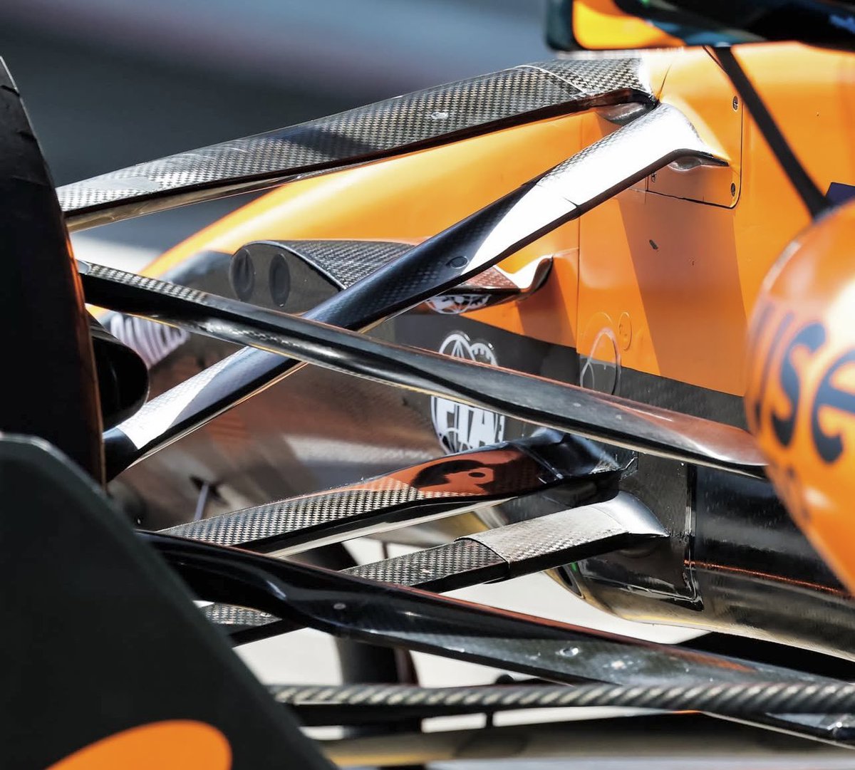 MateuszMrz8's tweet image. Wysokiej jakości podgląd na poziom wyprofilowania elementów przedniego zawieszenia z bolidu McLarena. 

#F1PL #ElevenF1 #F1