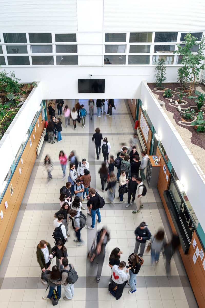 le_Parisien's tweet photo. C'est un phénomène assez méconnu : selon une enquête menée auprès de 6 000 élèves, près d'un lycéen sur quatre exerce un emploi rémunéré pendant sa scolarité

➡️ https://t.co/dPO6nLo8Gu https://t.co/ovBXLiUPBm