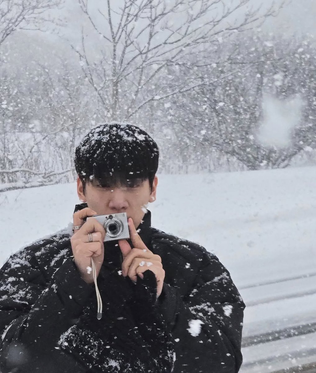 taeknyangi's tweet photo. 한상혁이랑 눈이랑 왤케 잘어울리는 거냐며...🥹❄️ https://t.co/oFglf6U9MG