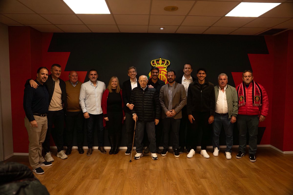 RCD_Mallorca's tweet photo. Sopar de germanor i mallorquinisme a l’Estadi Mallorca Son Moix amb la Penya Mallorquinista Toni Calafat ❤️🖤 https://t.co/XnEeG8sWvr