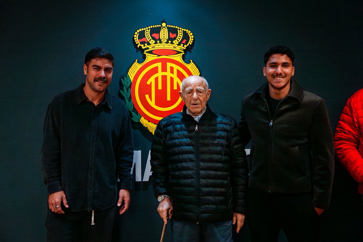 RCD_Mallorca's tweet photo. Sopar de germanor i mallorquinisme a l’Estadi Mallorca Son Moix amb la Penya Mallorquinista Toni Calafat ❤️🖤 https://t.co/XnEeG8sWvr