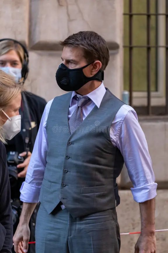 teamtomcruise's tweet image. Even with a COVID mask, style and charisma remain 😷 @TomCruise 🤍❤️
Confirmed: Ethan Hunt knows how to mix class + safety 😉

#MissionImpossible 🎬🧨
#TomCruiseNumberOne💙
#WeLoveTomCruise❤️