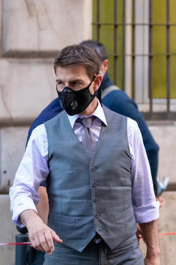 teamtomcruise's tweet image. Even with a COVID mask, style and charisma remain 😷 @TomCruise 🤍❤️
Confirmed: Ethan Hunt knows how to mix class + safety 😉

#MissionImpossible 🎬🧨
#TomCruiseNumberOne💙
#WeLoveTomCruise❤️