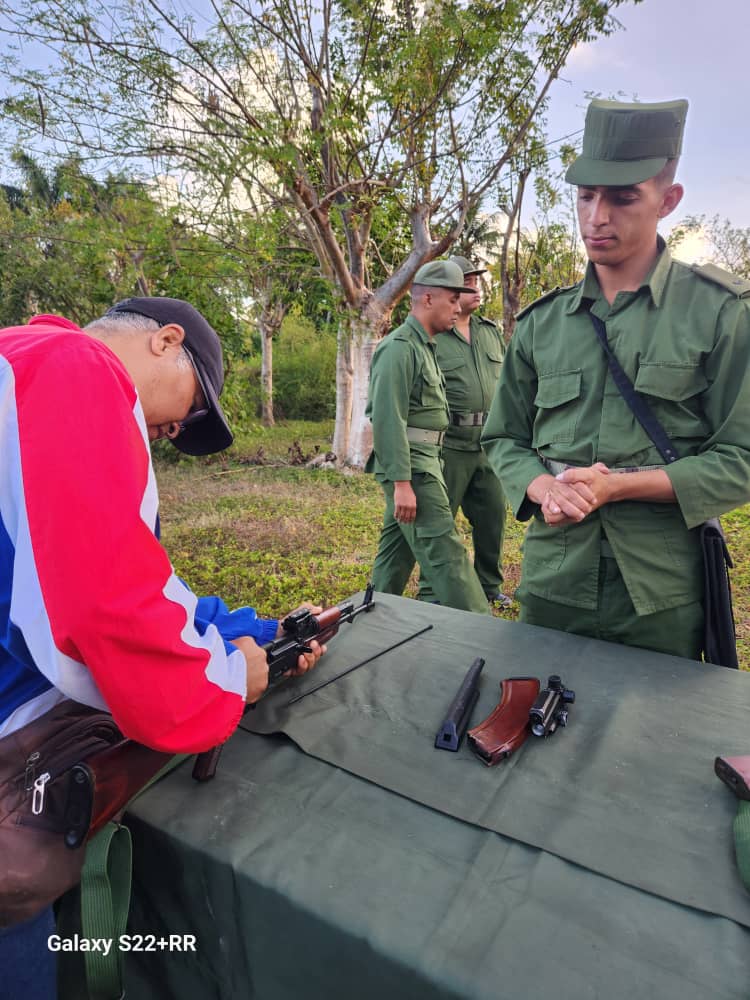 CIGBCuba's tweet photo. Día de la Defensa con la participación de las Brigadas de Producción y Defensa de la Zona de Defensa de Siboney. 

Directivos del CIGB en la primera línea de combate.

¡Por Cuba: Patria o Muerte, ¡Venceremos!

#DíaDeLaDefensa #AbajoElBloqueo https://t.co/2LuPFBKGNd
