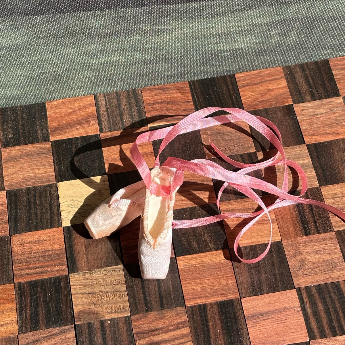 hooo_hokekyo's tweet photo. 4cmのトウシューズ👀

#カミエータ・クラフト

#ミニチュア #トウシューズ #ハンドメイド 
#ポワント #ポアント #バレエ #靴 #手芸 
#handmade #miniature #ballet
#pointeshoes #chaussonsdepointe 
#pointes #toeshoes https://t.co/yUb4WOVcwS
