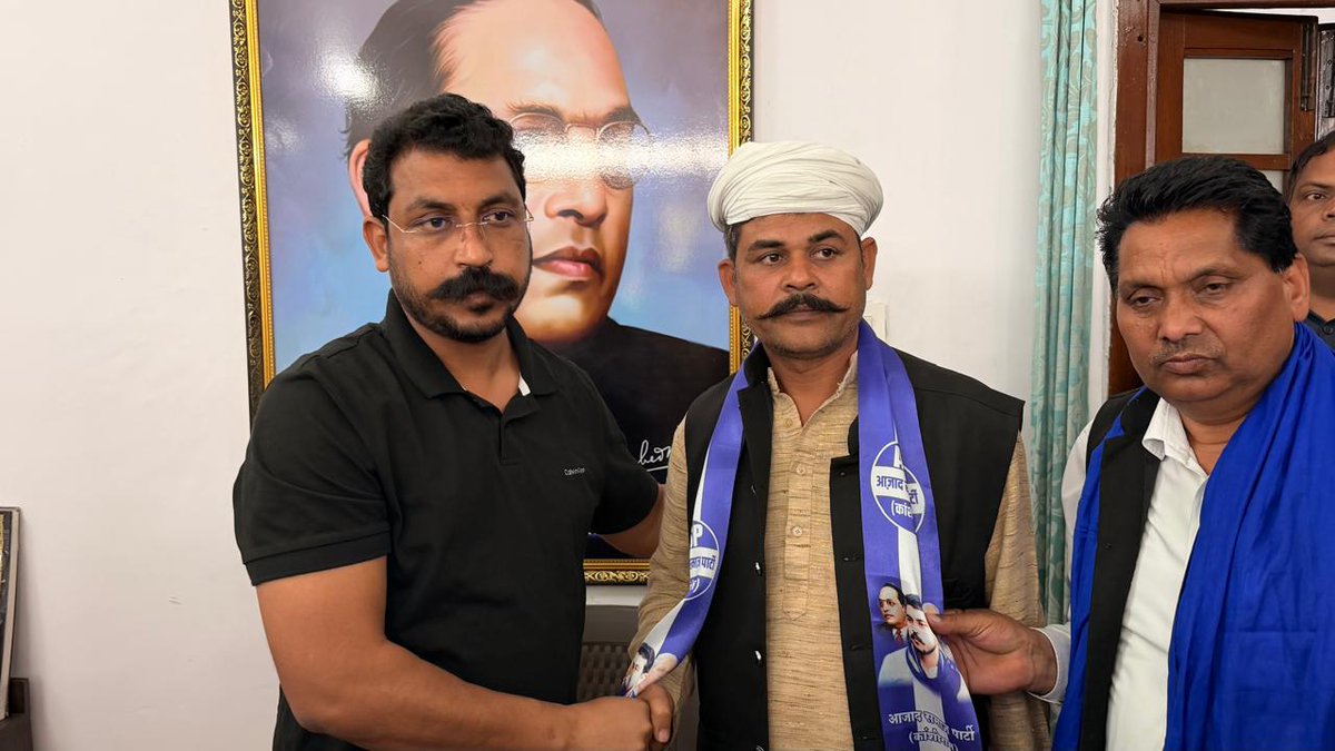 माननीय सांसद साहब चंद्र शेखर आजाद जी संघर्ष से प्रेरित होकर आज जनपद मेरठ से बसपा, सपा और बीजेपी को छोड़कर आए सैकड़ों से अधिक पदाधिकारी एवं समाजसेवी ने अपने साथियों के साथ दिल्ली स्थित नॉर्थ एवेन्यू (सरकारी आवास) पर भाई चंद्र शेखर आजाद जी नेतृत्व में पार्टी की सदस्यता ग्रहण की।