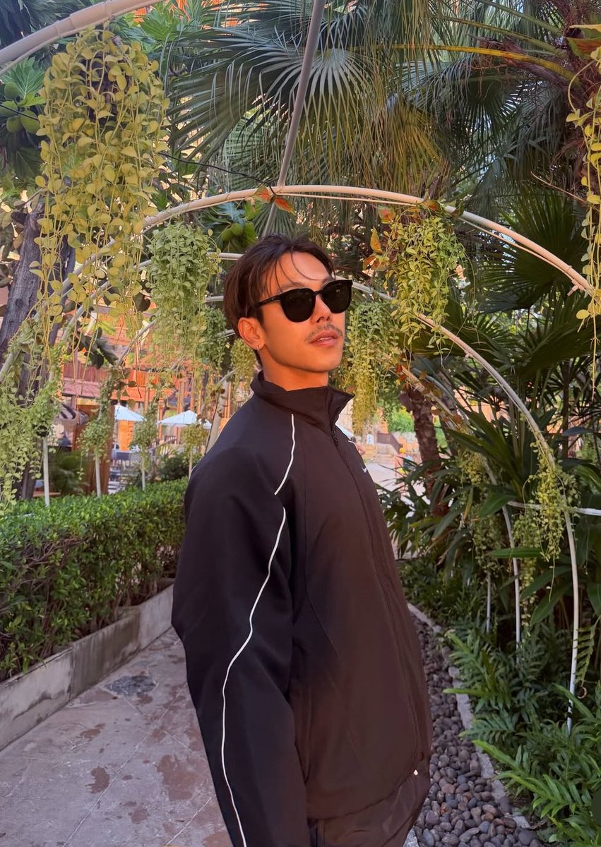 ป๊าด สเต็ปพระนเรศ อันเดอร์คัทแว่นดำไว้หนวดเข้มๆ ทรงเจนzมาก