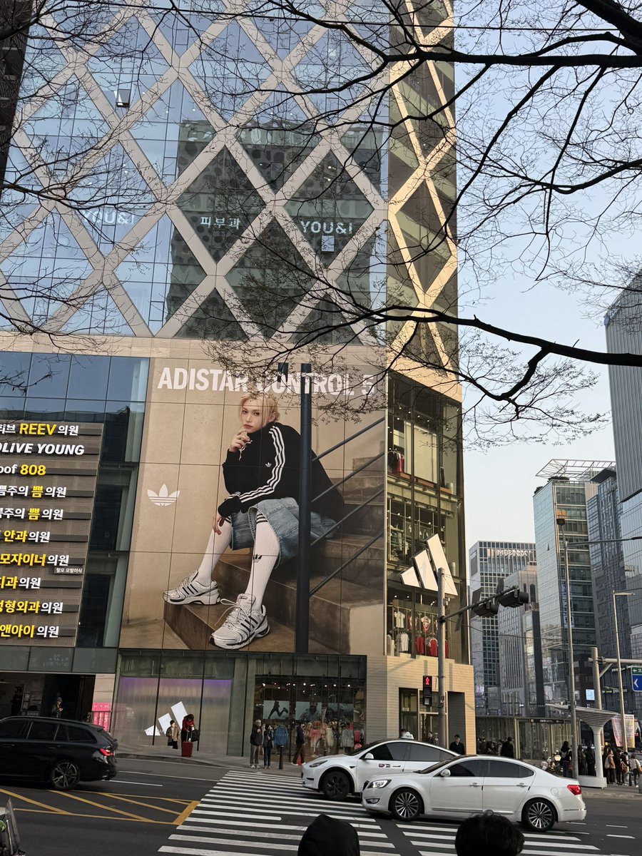 plenow_'s tweet photo. 8周年をファン5年目として韓国で祝えてることが幸せ😻(鬼の低浮上ですが)
江南にピリクスいたから撮りました https://t.co/K3eLLjTPtf