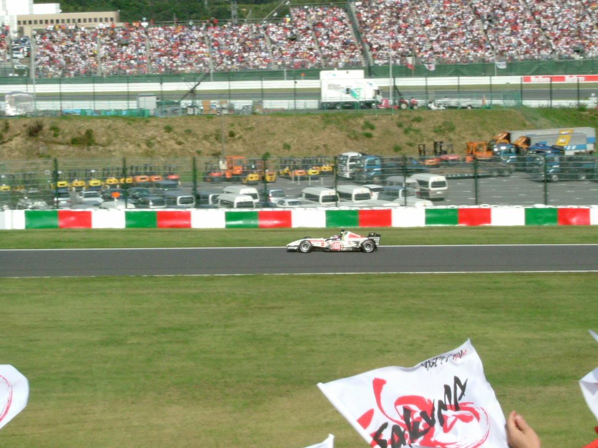 toru_me's tweet photo. F1日本GPって10月のイメージだったけど今日から始まってるのか・・・2004年とか2005年とか、BAR HONDAのあの頃は毎年よく見に行ってた。最高のエンジン音だった。 https://t.co/dEKVa9yo7x