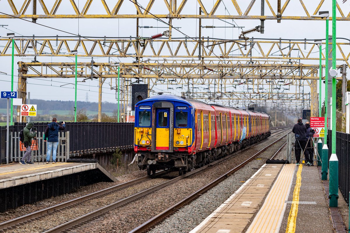 Implacable_39's tweet photo. And so another class disappears from the railway scene.
37884 takes 455/7 nos 5732 and 5712 on their final journey from Wimbledon to Derby, the final pair to leave, seen here passing Cheddington 
5Q57, 27-Mar-26 https://t.co/UZcuN5I6dL