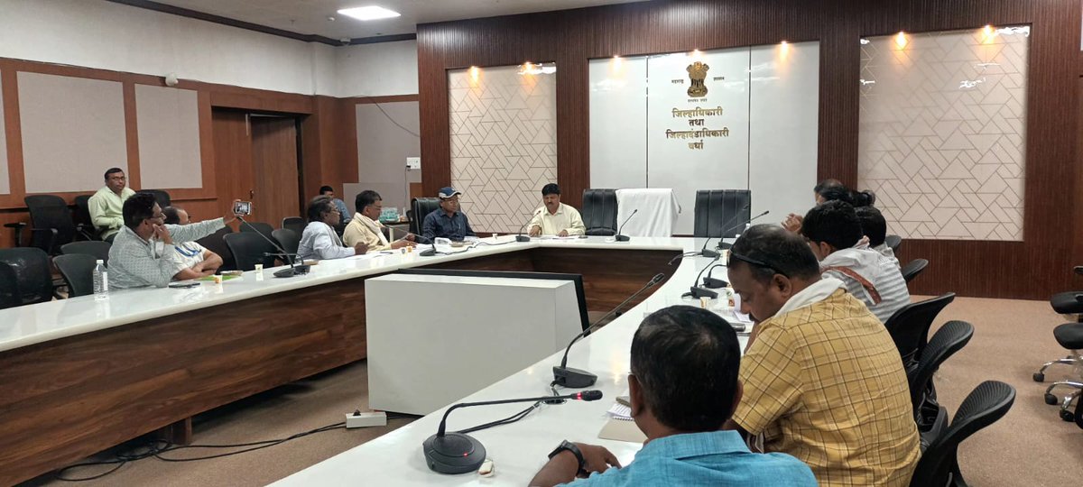 DeoWardha's tweet photo. जिल्हास्तरावर आज दिनांक 27 मार्च 2026 रोजी आगामी (SIR) मतदार यादी विशेष सखोल पुनरीक्षण संबंधात विविध वृत्तपत्र व विविध वृत्त वाहिन्यांचे प्रतिनिधी यांची सभा श्री अनिल गावित, उपजिल्हा निवडणूक अधिकारी यांचे अध्यक्षतेखाली घेण्यात आली. 1/2 https://t.co/Y1JtgtMYgh