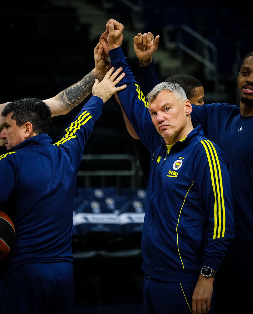 FBBasketbol's tweet photo. TOGETHER. 💪

#YellowLegacy https://t.co/UiIXUmOf83