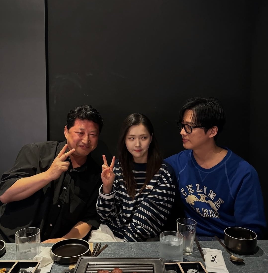 jaafartwt's tweet photo. nkm really loves dining out with his close friends in the industry, he even takes out his personal staff too! hope we get to see min and na jaemin dinner together 😅💛🍛  #남궁민 #나재민 https://t.co/azTW1oOnh5